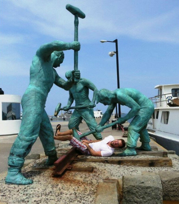 Màn “tra tấn” có vẻ như rất tàn bạo khiến người đàn ông “vô cùng đau đớn”.