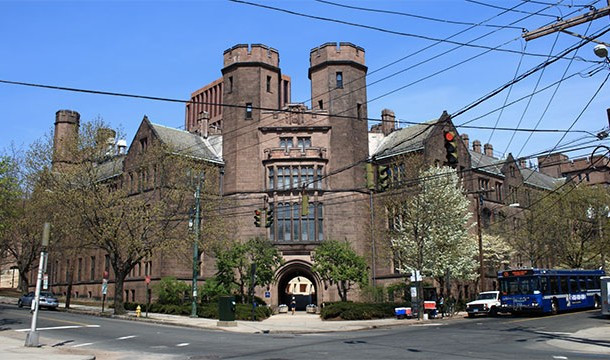 Lý do khiến New Haven trở thành một thành phố không cần ô tô là vì thành phố này có diện tích nhỏ và trên thực tế đây là một thị trấn đại học (Yale). Thay vì sử dụng ô tô, bạn có thể đi xe đạp hay xe buýt.