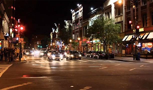 Thủ đô Washington DC có hệ thống tàu điện ngầm chạy tới sân bay và người dân có thể đi tới hầu hết các vùng ngoại ô bằng phương tiện công cộng.