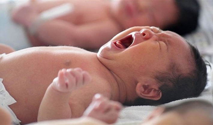 Vào cuối năm, chỉ có 2 em bé chào đời và sẽ có một người qua đời vào năm đó.