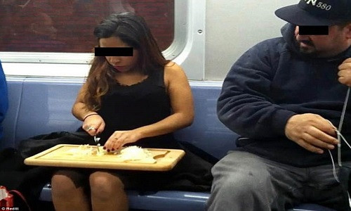 Hành động bá đạo của nữ hành khách trên tàu ở New York (Mỹ). Trong ảnh, người phụ nữ thản nhiên thái hành khi ngồi trên tàu. Ảnh: DM.
