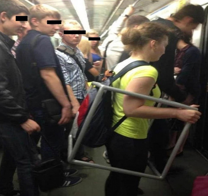 Cô gái gây chú khi mang theo một đồ vật “chiếm diện tích” trên chuyến tàu đông đúc ở New York, Mỹ. Ảnh: DM.