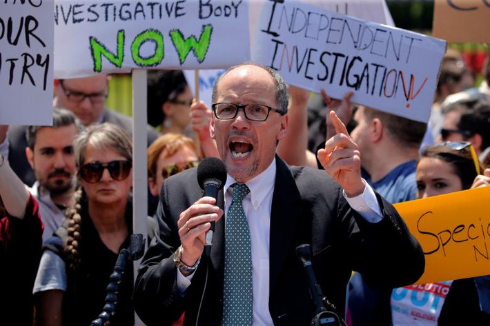 Chủ tịch Ủy ban quốc gia Đảng Dân chủ Mỹ (DNC) Tom Perez tham gia cùng những người biểu tình bên ngoài Nhà Trắng. (Nguồn ảnh: Reuters)