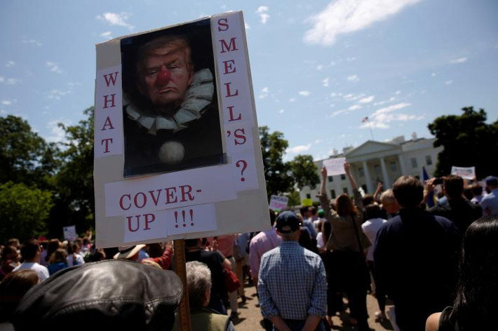 Ngày 10/5, phát biểu với báo giới ở Phòng Bầu Duc, Tổng thống Trump nói lý do ông Comey bị cách chức là vì "không làm tốt công việc của mình".