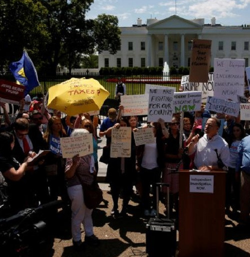 Người dân tập trung bên ngoài Nhà Trắng phản đối ông Trump cách chức Giám đốc FBI.