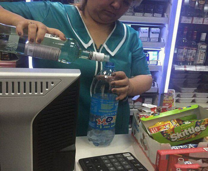 Rượu vodka được rót vào chai nước và bán cho khách hàng. Ảnh: ER.