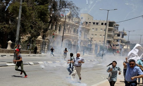 Người biểu tình Palestine tháo chạy ở Bethlehem trong dịp kỷ niệm 69 năm ngày Nakba.