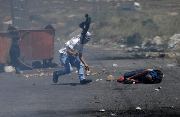 Một người biểu tình Palestine bị thương trong cuộc đụng độ với binh sĩ Israel gần khu định cư Do thái Beit El.