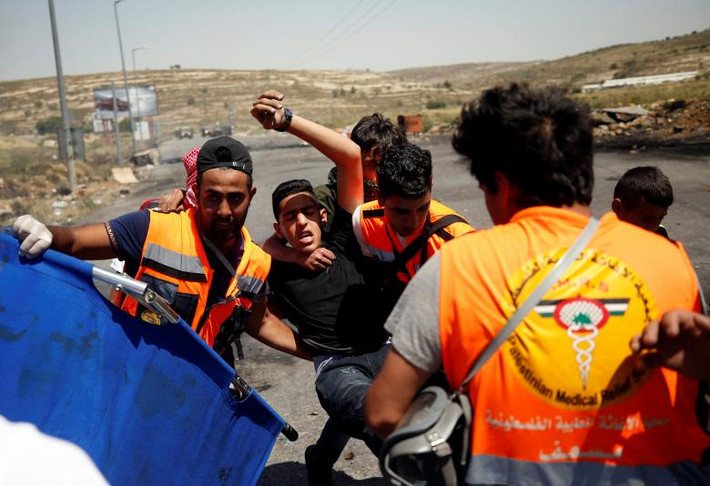 Một người biểu tình Palestine bị thương được đưa đi.