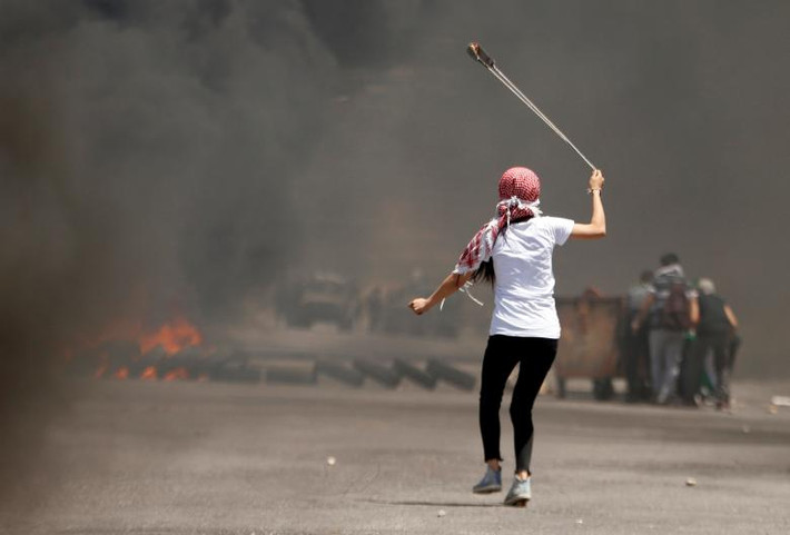 Một người phụ nữ Palestine tham gia vào cuộc biểu tình gần khu định cư Do Thái Beit El.