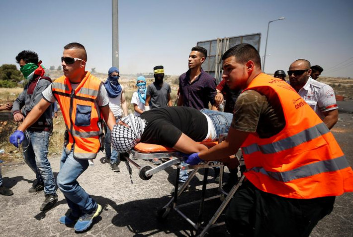 Một người biểu tình Palestine bị thương trong cuộc đụng độ với binh sĩ Israel gần khu định cư Do Thái Beit El. (Nguồn ảnh: Reuters)