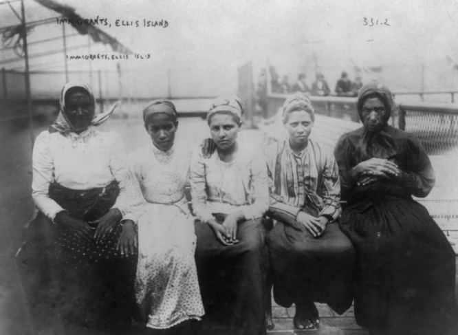 Những người phụ nữ ngồi trên bến tàu vào khoảng năm 1910.