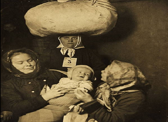 Ba người phụ nữ gốc Slave và một em nhỏ vừa tới đảo Ellis năm 1905.