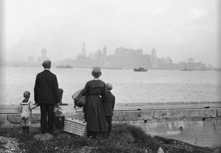 Một gia đình người nhập cư chờ phà tới New York năm 1925.