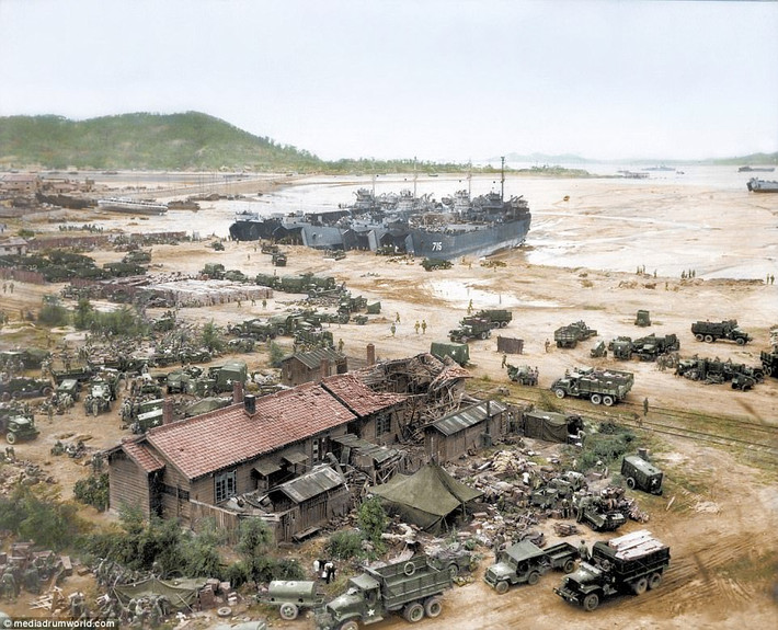  Chiến tranh Triều Tiên là cuộc chiến kéo dài từ giữa năm 1950 đến năm 1953 trên bán đảo Triều Tiên. Theo Wikipedia, trong cuộc chiến này, lực lượng hỗ trợ chính cho Triều Tiên là Trung Quốc còn Hàn Quốc được lực lượng Liên Hợp Quốc, chủ yếu là quân đội Mỹ, hỗ trợ.
