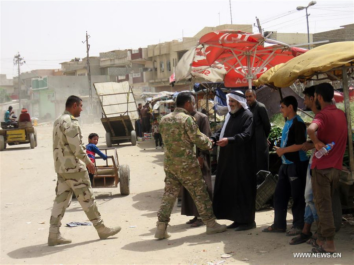 Các binh sĩ Iraq hỏi thăm những người dân tại một địa điểm ở Tây Mosul ngày 11/5. Ảnh: THX.