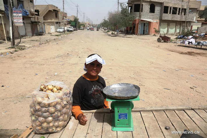 Một em nhỏ bán hàng trên đường phố Tây Mosul. Nguồn tin ngày 11/5 cho hay, quân đội Iraq đã giải phóng hơn 95% thành phố Mosul khỏi ách chiếm đóng của phiến quân IS. Ảnh: THX.