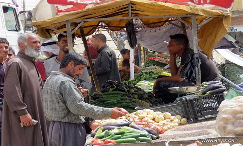 Người dân mua rau củ quả tại một khu chợ ở Tây Mosul hôm 11/5. Ảnh: THX.