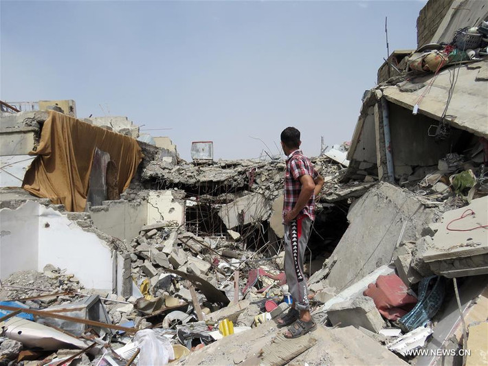 Người đàn ông đứng nhìn tòa nhà bị hư hại ở khu Mosul Mới sạch bóng phiến quân IS. Ảnh: THX.