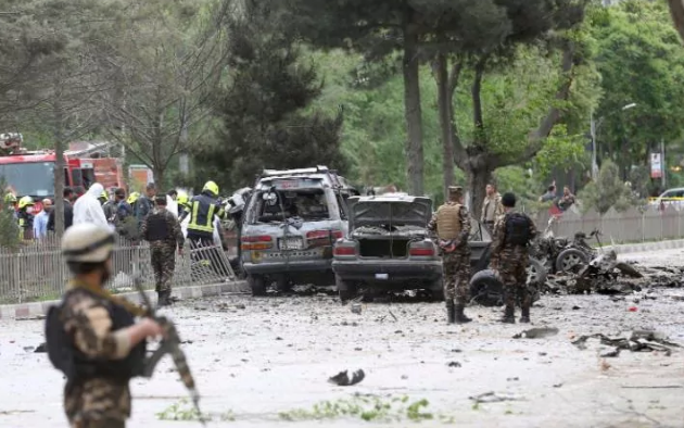 Reuters đưa tin, vụ đánh bom đoàn xe NATO ở Afghanistan xảy ra tại một trong những khu vực đông đúc nhất ở thủ đô Kabul vào sáng ngày 3/5 (giờ địa phương). Ảnh: AP.