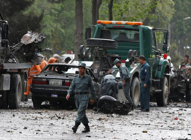Cảnh sát Afghanistan điều tra tại hiện trường. Ảnh: Reuters.