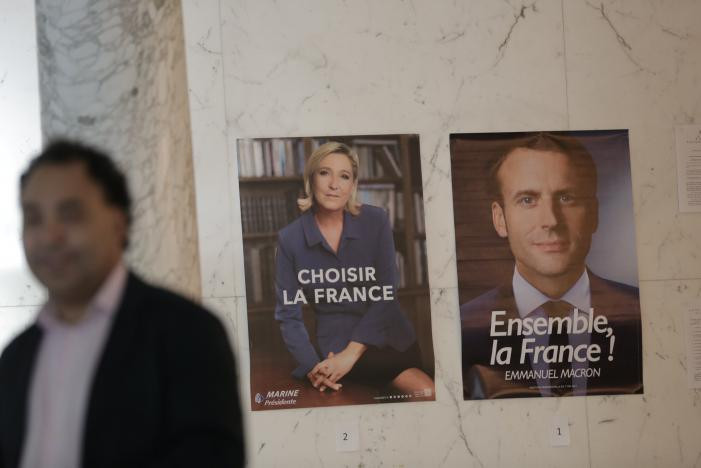 Bức ảnh hai ứng viên Tổng thống Pháp Le Pen và Macron được treo tại Lãnh sự quán Pháp ở thành phố New York, Mỹ, ngày 6/5. Ảnh: Reuters.