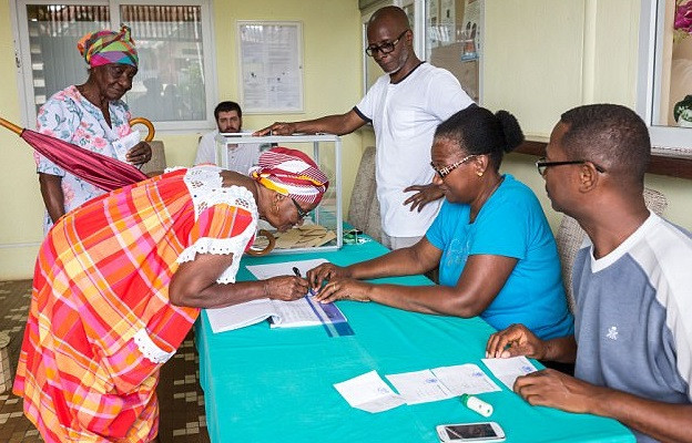 Người dân tại một điểm bỏ phiếu ở Iracoubo, Guyane thuộc Pháp. Ảnh: Daily Mail.