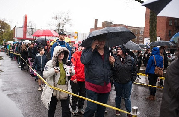 Các công dân Pháp xếp hàng chờ bỏ phiếu ở Montreal, Canada. Ảnh: Daily Mail.