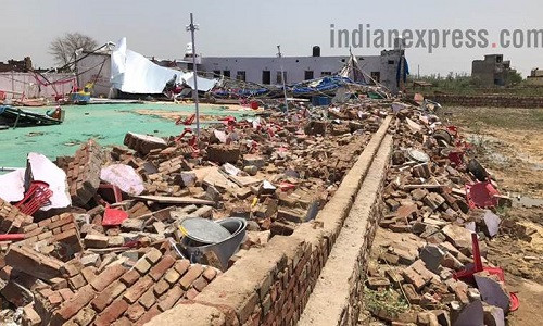 Cảnh tượng tan hoang sau khi bức tường đổ sập. Ảnh: Indian Express.