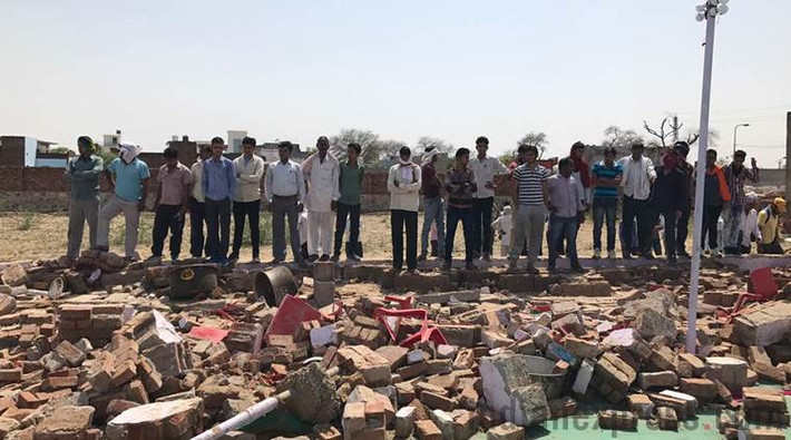 Nhiều người dân tập trung tại hiện trường vụ sập tường. Ảnh: Indian Express.