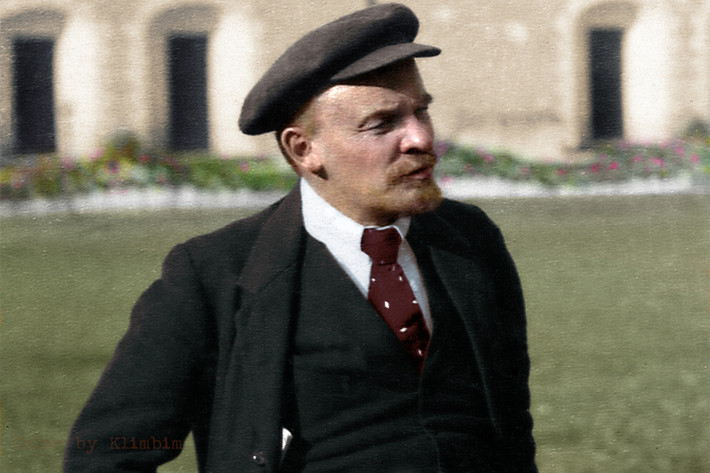 Lãnh tụ Lenin đi bộ ở khuôn viên Điện Kremlin ngày 16/10/1918 trong quá trình hồi phục sức khỏe sau khi bị thương. Ảnh: ER.