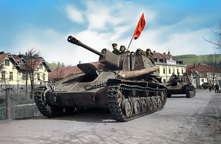 Những chiếc xe tăng đi trên đường phố thủ đô Viên, Áo, năm 1945. Ảnh: ER.
