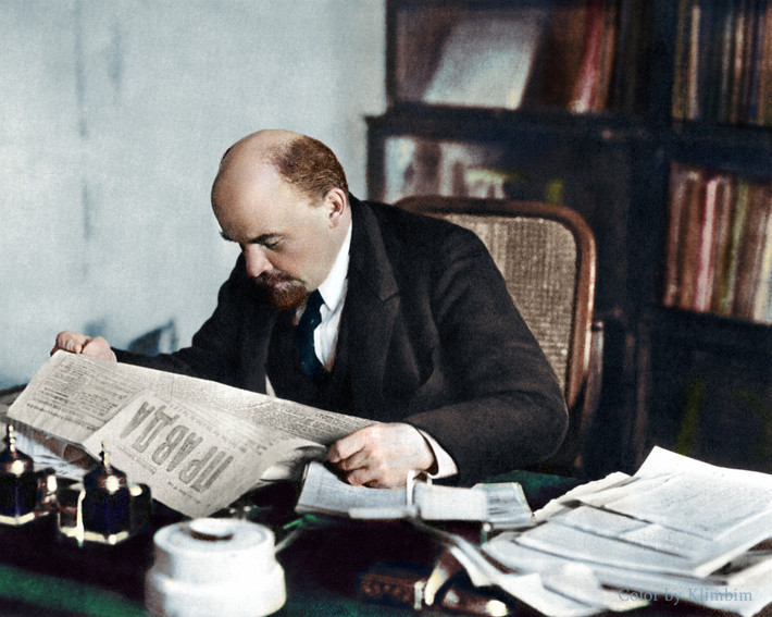 Lãnh tụ Lenin đọc báo trong bức ảnh chụp hồi tháng 10/1918. Ảnh: ER.