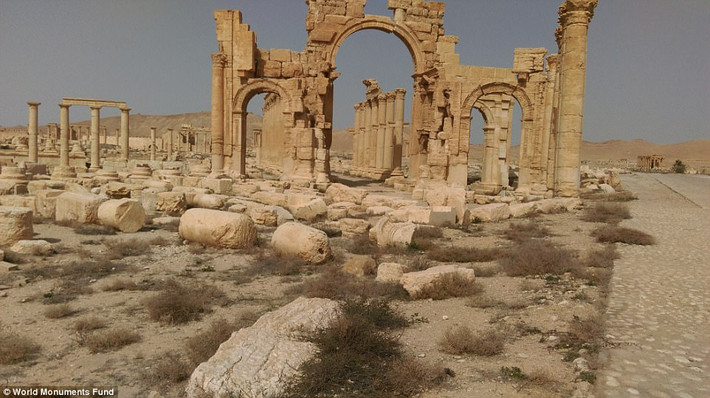 Khải Hoàn Môn ở thành phố cổ Palmyra sụp đổ trong thời gian nhóm IS chiếm quyền kiểm soát nơi này. Ảnh: DM.