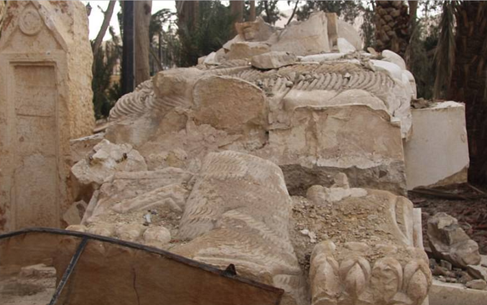 Tượng sư tử Al-Lat 2.000 năm tuổi bị phá hủy trước cổng bảo tàng lịch sử Palmyra hồi tháng 7/2015. Ảnh: DM.