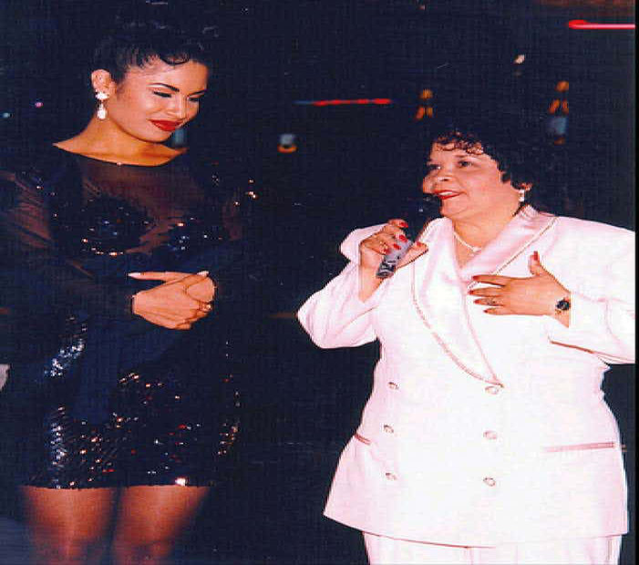 Năm 1995, nữ ca sĩ nổi tiếng Selena Quintanilla-Pérez đã bị chính chủ tịch fan club của cô là Yolanda Saldivar bắn chết. Trước đó, quản lý của ca sĩ Selena đã phát hiện ra hành vi lấy cắp tiền của Yolanda và muốn sa thải Yolanda. Sau này, Yolanda bị buộc tội giết người cấp độ 1 và lĩnh án tù chung thân. Ảnh: The Richest.