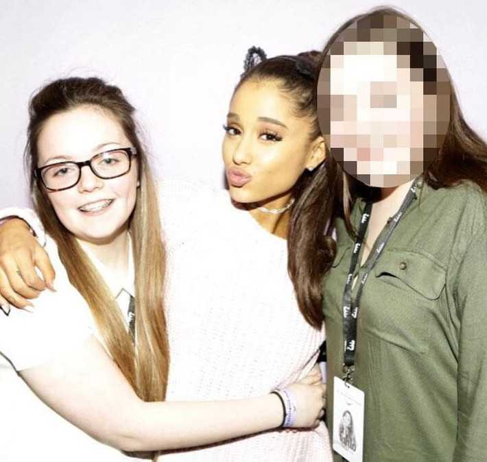 Một bức ảnh khác Callander chụp cùng nữ ca sĩ Ariana Grande. Ảnh: The Sun.