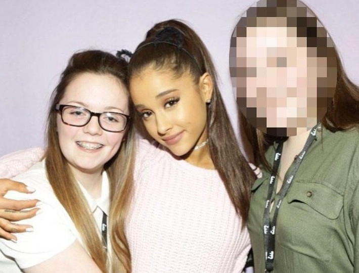 Georgina Callander (trái) chụp cùng thần tượng của cô, nữ ca sĩ Ariana Grande, gần hai năm trước. Ảnh: The Sun.