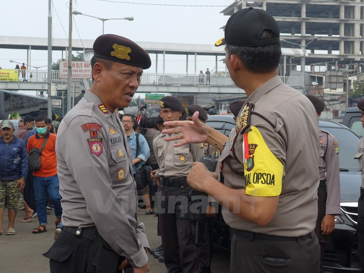 Cảnh sát trao đổi tại hiện trường. (Ảnh: Đỗ Quyên/Vietnam+)