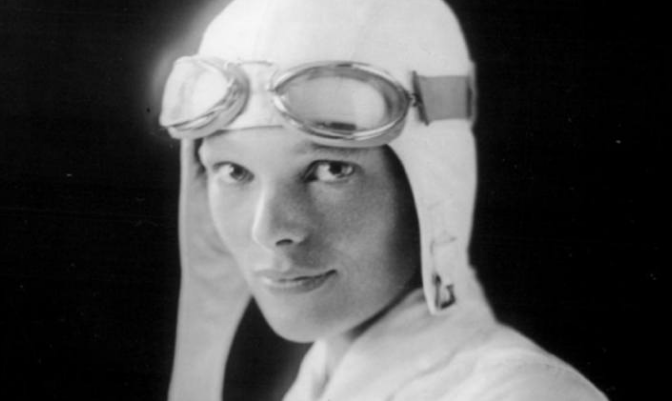 Nữ phi công huyền thoại Amelia Earhart từng là biên tập viên của tạp chí Cosmopolitan. Ảnh: ATI.