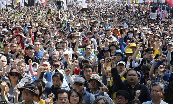 Hàng nghìn người tập trung ở thủ đô Seoul, Hàn Quốc, để yêu cầu chấm dứt hợp đồng làm việc tạm thời. Ảnh: Daily Mail.