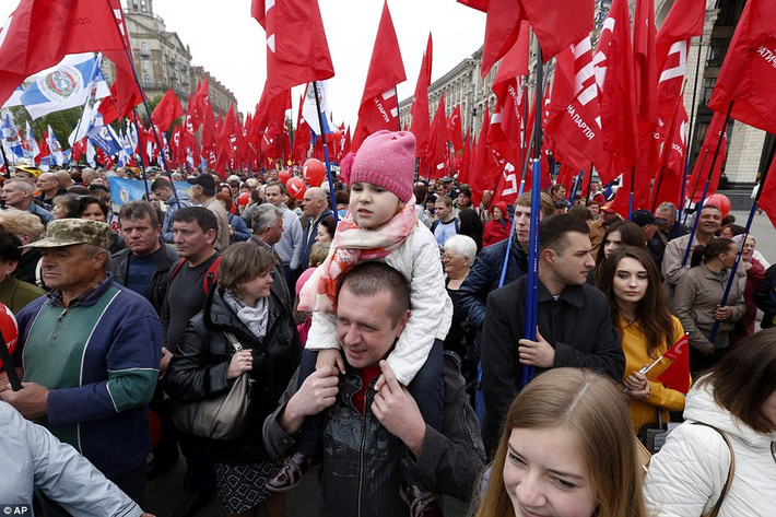 Đông đảo người dân ủng hộ Đảng Dân chủ Xã hội Ukraine xuống đường tuần hành ở Kiev ngày 1/5. Ảnh: Daily Mail.