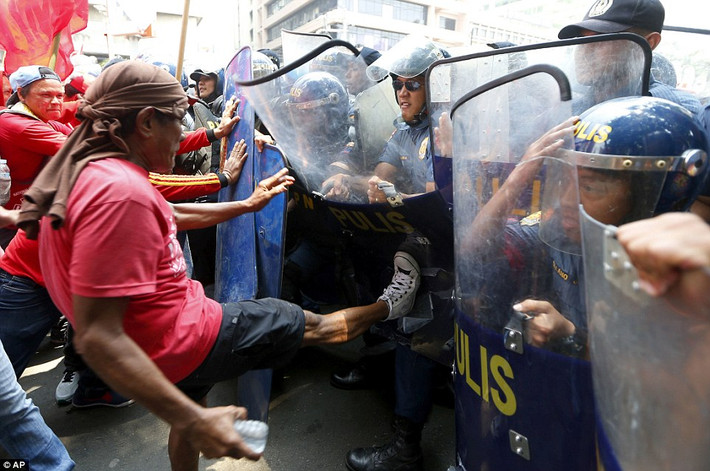Tại thủ đô Manila, Philippines, hàng trăm công nhân tuần hành yêu cầu được trả mức lương tốt hơn và chấm dứt loại hợp đồng lao động tạm thời. Ảnh: Daily Mail.