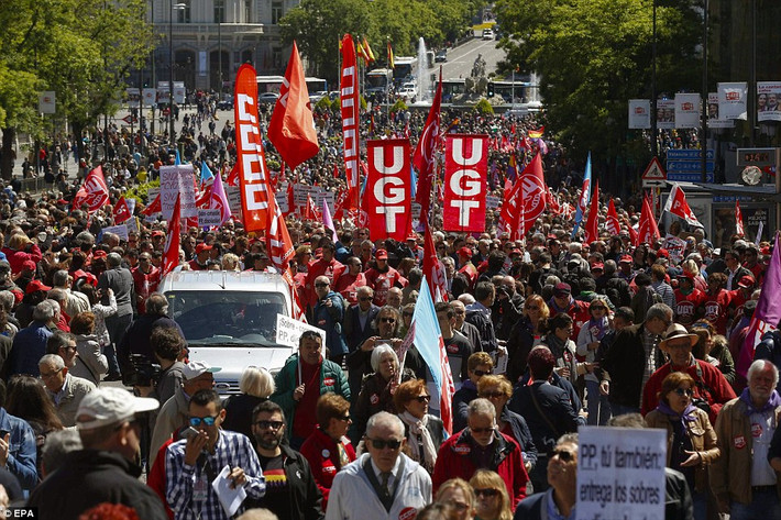 Hàng nghìn công nhân ở Madrid, Tây Ban Nha, xuống đường đòi quyền lợi tốt hơn cho người lao động. Ảnh: Daily Mail.