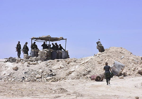 Hãng Fars (Iran) đưa tin, quân đội Syria ngày 27/5 đã tấn công dồn dập vào các tuyến phòng thủ của phiến quân IS ở phía đông Aleppo, buộc nhóm khủng bố phải rút lui khỏi 10 ngôi làng trong khu vực. Ảnh: FNA.