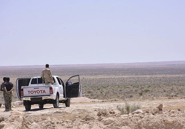 Trước đó cùng ngày, giao tranh ác liệt giữa quân đội Syria và phiến quân IS cũng xảy ra ở phía bắc thị trấn Maskana và lực lượng chính phủ Damascus đã giải phóng thị trấn al-Sukriyeh, đồng thời tiêu diệt và làm bị thương nhiều phần tử khủng bố. Ảnh: FNA.