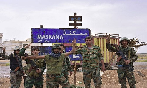 Các binh sĩ Syria giơ tay biểu tượng chiến thắng. Ảnh: FNA.
