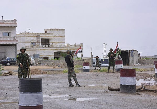 Các binh sĩ Syria đứng canh gác tại một địa điểm. Ảnh: FNA.