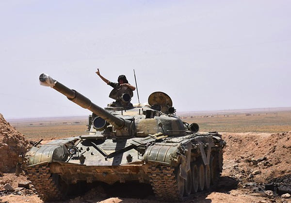 “Lực lượng chính phủ Damascus đã mở cuộc tấn công quy mô lớn vào căn cứ của tổ chức khủng bố IS và đánh bật chúng ra khỏi các ngôi làng Mawaleh Saqir, Mawaleh Kabir, Mastriheh, Batoushiyeh, Ramazaniyeh, Ta'aousat, Khirbet al-Zib, Kirbet Hasoun, Shiheh, al-Abas và Wadi al-Mawaleh”, nguồn tin cho hay. Ảnh: FNA.
