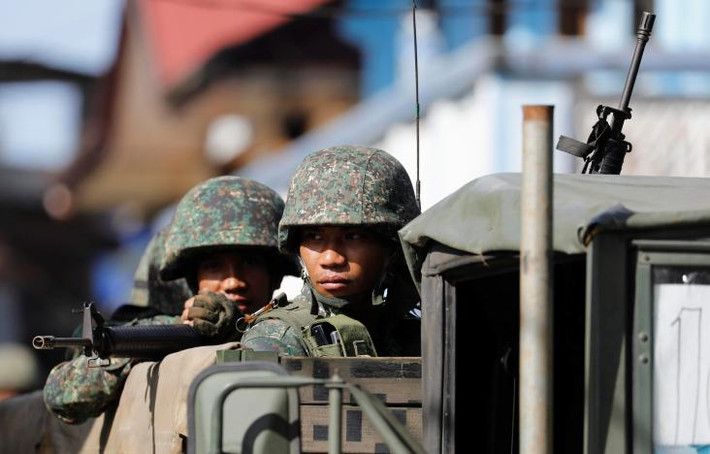 Thủy quân Lục chiến Philippines trên xe quân sự ở thành phố Marawi ngày 29/5.